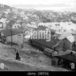 Honningsvåg 19521115. Recovery-Arbeit von Fiskevær Honningsvåg on Magerøya. 5 Jahre nach dem Krieg von 1947 bis 1952 spiegelt sich hier die Wohnreise voll und ganz in den Bildern wider. Die Deutschen legten Honningsvåg in Kies. Nach dem Krieg befand sich der Ort in einem chaotischen Ruinhaug, wo die Kirche als einziges Gebäude zurückgelassen wurde. Hier sehen wir den Hafen mit neuen und alten Wohnhäusern. Foto: Sverre A. Børretzen / Aktuell / NTB Stockfoto