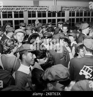 Oslo 19580517: 40 Tage mit den lockeren roten Tiefs die russische Feier beginnt Anfang Mai 17 und die Lügen dauern 40 Tage. Hier gibt es atemberaubende Kasernen und eine tolle Atmosphäre in Russkro. Die Tanzfläche wurde mit den meisten Versammlungen durch den roten Hut geschmückt .. Foto: Sverre A. Børretzen / Aktuell / NTB Stockfoto