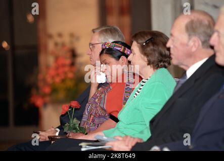 Oslo 19921210: Friedensnobelpreis 1992. Der Friedensnobelpreis 1992 geht an Rigoberta Mendchu (34) aus Guatemala. Die Preisverleihung fand im Rathaus von Oslo statt. Das Bild: Rigoberta Mendchu trocknet während der Friedenspreiszeremonie am Donnerstag im Rathaus von Oslo eine Träne. An ihrer Seite steht der Vorsitzende des Nobelkomitees, Francis Sejersted und Gidske Anderson. Weiter zu h. Die Mitglieder des Komitees Odvar Nordli und Kåre Kristiansen. Foto: Bjørn Sigurdsøn Stockfoto