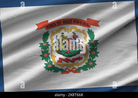 US-Staatsflagge von West Virginia mit großen Falten, die in Innenräumen unter dem Studiolicht aus der Nähe winken. Die offiziellen Symbole und Farben in Stoff Banner Stockfoto