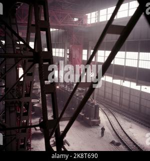 Mo i Rana 1955 Norsk Jernverk in Mo i Rana wird in Betrieb genommen. Interieur aus einem der Hallen. Foto: Sverre A. Børretzen / Aktuell / NTB Stockfoto