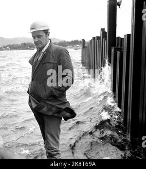 Jåttåvågen, Stavanger 19720101. Für das Ekofisk-Feld in der Nordsee wird ein weltweit herausragender Lagertank für Öl gebaut. Die Höhe des Tanks ca. neunzig m. Hoch und Durchmesser 100 m und halten eine Million Barrel Öl. Der Tank befindet sich im Trockendock, die gesponnene Wand im Bild hält das Meer draußen. Wenn der Tank fertig ist und abgeschleppt werden soll, wird die Steinbruchmauer mit Stützfüllung geschleppt und das Wasser eingepumpt. Foto: Sverre Børretzen Current / NTB Stockfoto