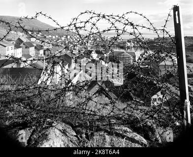 Honningsvåg 19521115. Recovery-Arbeit von Fiskevær Honningsvåg on Magerøya. 5 Jahre nach dem Krieg von 1947 bis 1952 spiegelt sich hier die Wohnreise voll und ganz in den Bildern wider. Die Deutschen legten Honningsvåg in Kies. Nach dem Krieg befand sich der Ort in einem chaotischen Ruinhaug, wo die Kirche als einziges Gebäude zurückgelassen wurde. Es wird gegraben und gesprengt. Hier sehen wir die Stadt, die Zäune mit Stacheldraht ruft. Foto: Sverre A. Børretzen / Aktuell / NTB Stockfoto