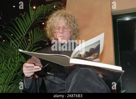 Oslo 19941201: Jan-Erik Ebbestad Hansen hat ein Buch über Odd Nerdrum und seine Kunst geschrieben. Hier der Künstler auf der Pressekonferenz während der Präsentation des Buches. Foto: Jon Eeg Stockfoto