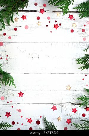 Weihnachtskomposition. Sterne, Kiefer, Tannenzweige und Stern auf hölzernem weißem Hintergrund. Flach liegend, Kopierplatz. Stockfoto