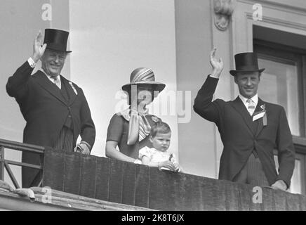 Oslo 19740517. Mai 17 in Oslo. Die königliche Familie auf dem Schlossbalkon. Aus V: König Olav, Kronprinzessin Sonja und Kronprinz Harald. Vorderseite: Prinzessin Märtha Louise. Foto: NTB / NTB Stockfoto