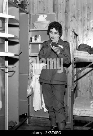 Lahaugmoen in Oslo Dezember 1959. Soldaten im Make-up: Frauen in Uniform. Make-up kann verwendet werden, aber es sollte diskret sein. Menig Inger Moe in Uniform bei Brakka. Foto: Ivar Aaserud / Aktuell / NTB Stockfoto