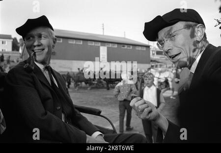 Alvdal August 1963. Die Premiere des Films 'Fresc kick' nach den Büchern von K. Aukrust wurde der Molkerei in Alvdal hinzugefügt. Hier reisten alle Hauptrolle, und die Einheimischen machten ein öffentliches Festival. Hier der Autor Kjell Aukrust mit 'Bruder my' Odd Aukrust an Bord der Horskyssen. Beide Rauchrohre. Beide tragen Østerdalsker. Foto: Sverre A. Børretzen / Aktuell / NTB Stockfoto