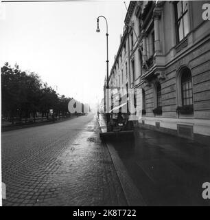 Oslo im Sommer 1959. Karl Johans Tor bei Nacht. Überblick über das Folketom-Tor ohne Verkehr, nur ein Kehrwagen auf dem Bürgersteig. Foto: Aage Storløkken / Aktuell / NTB Stockfoto