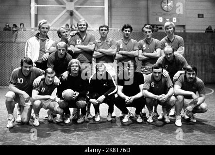 März 1972. Die norwegische Männer-Nationalmannschaft im Handball, die sich für die Olympischen Spiele 1972 in München qualifiziert hat. Kostümnummern: 1. Carl G. Wang, 2. Pro Søderstrøm, 3. Finn Urdal, 4. Jan Økseter, 5. Arnulf Bæk, 6. Pro Pro Anker? ,, 7. Pål Bye, 8. Harald Tyrdal, 9. Pål Cappelen, 10. Torstein Hansen, 11.Harald Hegna, 12. Sten Osther, 13. Inge Hansen, 14. Roger Hverven, 15. Ulf Magnussen, 16. Jon Reinertsen ?. Foto: Erik Thorberg / NTB Stockfoto