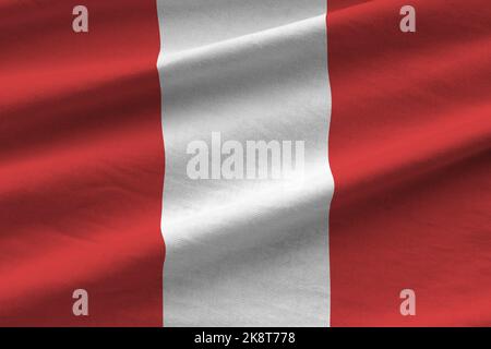 Peru-Flagge mit großen Falten winkt aus nächster Nähe unter dem Studiolicht im Innenbereich. Die offiziellen Symbole und Farben in Stoff Banner Stockfoto