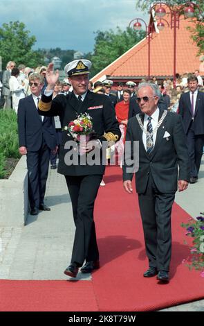 Kristiansand 19910627. - 1991. Juni. Die königliche Familie in Kristiansand. König Harald auf Red Runner Center mit dem Bürgermeister. Wellen. Foto: Lise Åserud / NTB Stockfoto