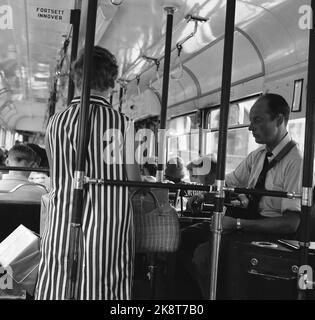 Oslo 8. August 1959. Der Bericht „schwanger in der Stadt“ wurde im aktuellen Jahr 1959 veröffentlicht. Sie stattete einer Schwangeren Pakete und Taschen aus, um zu sehen, ob ihr Hilfe angeboten wurde. In 40 Jahren hat sich wenig verändert, keine Hilfe zu bekommen. In der Straßenbahn wurde ihr lange Zeit ein Sitz angeboten. Und in einem überfüllten Café wurde ihr nach einer Weile angeboten, am Tisch einer Mitschwester zu sitzen. Das Ticket befindet sich auf der Rückseite der Straßenbahn und verkauft Tickets. So kann sich der Straßenbahnfahrer auf das Verkehrsbild konzentrieren. Foto: Bjørn Bjørnsen / Aktuell / NTB Stockfoto