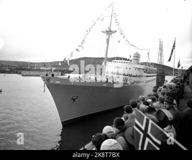 Oslo 19560517. Das neue Flaggschiff der Norwegisch-Amerikanerlinie MS 'Bergensfjord' kommt in Oslo an und legt einen zusätzlichen Wert auf die Feier des Nationaltages, der ansonsten von Regen und stürmischem Wetter geprägt ist. Die Jungfernfahrt ging von der Werft in Newcastle nach Bergen, Kristiansand und Oslo. Hier wird die MS 'Bergensfjord' empfangen, wenn sie im Hafen von Oslo ankommt. Foto: Sverre A. Børretzen / Aktuell / NTB Stockfoto