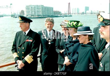 Amsterdam 199604. Das norwegische Königspaar, Königin Sonja und König Harald, besucht offiziell die Niederlande. Das Bild: König Harald, Königin Beatrix und Königin Sonja haben am Dienstag im größten Hafen der Welt in Rotterdam die Stadt besucht. Im Hintergrund der norwegisch sprechende Bürgermeister der Stadt Bram Peper. (NTB-Foto: Rune Petter Ness). Stockfoto