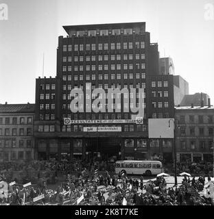 Oslo 19551001. Die Kommunalwahlen 1955. Das Gebäude der Labour Party auf Youngstorget mit Wahlkampfanstößen. Foto: NTB / NTB Stockfoto