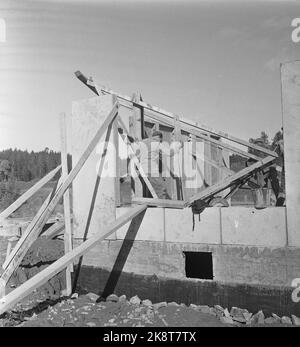 Bærum. Nadderud 1951. Auf Nadderud werden 48 Häuser gebaut. „Es wird von Stadthäusern auf der eineinhalb Etage gesprochen, die nach amerikanischen Prinzipien eingerichtet sind. Jede Wohnung ist in 4 Zimmern und Küchen, mit einer Gesamtfläche von ​​115, neben dem Keller unter der Hälfte des Hauses. Die Miete wird 160.- Kronen pro Monat betragen, kann aber wahrscheinlich reduziert werden. Die Kaution wird auf NOK 7.000 pro Wohnung geschätzt. Hier sind die Wände aufgestellt. Foto: Sverre A. Børretzen / NTB Stockfoto