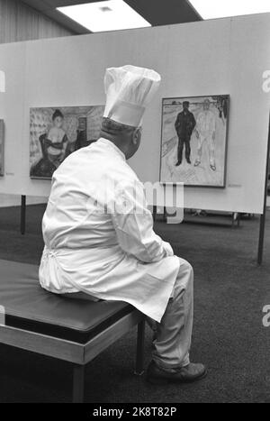 Oslo 19630921 das neue Munch Museum in Oslo. Menschen strömen von allen Seiten ins Museum. Hier ist die Eröffnungsausstellung, die für die feierliche Einweihung im Frühsommer eingerichtet wurde. Eine vollständige und chronologische Präsentation von Edvard Munch. Aus der Ausstellungshalle. Ein Koch sitzt und studiert die Gemälde. Foto: Aage Storløkken / Aktuell / NTB Stockfoto