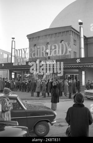 Oslo 19650327 - und danach wurde getanzt. Premiere des Films My Fair Lady im Colosseum-Kino mit anschließender Party in Bristol. Menschen in der Schlange vor dem Kino. Foto; Sverre A. Børretzen / Aktuell / NTB Stockfoto