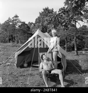 Oslo 13. Juli 1957. Das Wochenmagazin zeigt Campingausrüstung. „Es sieht aus wie ein normaler Fluchtstuhl, aber bei näherer Betrachtung ist es wesentlich einfacher, beides zusammenzusetzen und zusammenzuführen. Drei Griffe, dann ist es ein Gurt'. Foto: Kaare Nymark / Current / NTB Stockfoto