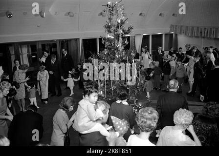 Oslo Januar 1970 die Weihnachtsbaumfeier für vietnamesische Adoptivkinder war sicherlich ein wichtiger Teil des Integrationsprozesses der norwegischen Gesellschaft. Hier Zeit um den Weihnachtsbaum. Foto: NTB / NTB Stockfoto