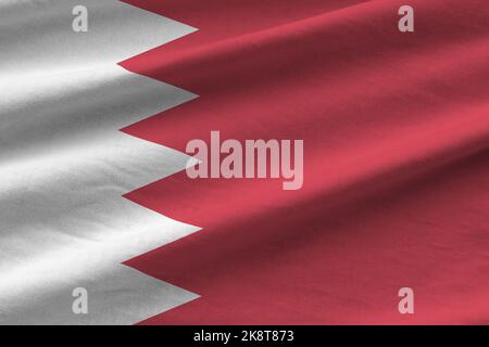 Bahrain-Flagge mit großen Falten, die in Innenräumen unter dem Studiolicht winken. Die offiziellen Symbole und Farben in Stoff Banner Stockfoto