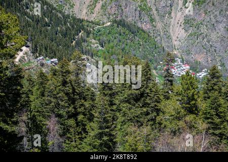 Ein Blick vom Modut Plateau des Yusufel Bezirks der Provinz Artvin auf das untere Sakora Plateau und das Dorf mikelis. Stockfoto