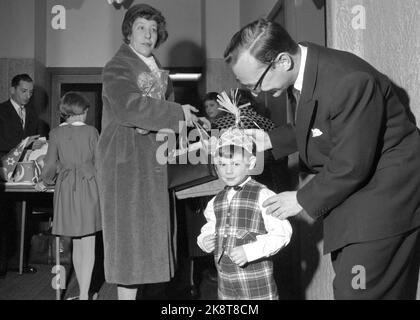 Oslo 19601128 Chanukka dauert bis Ostern. Die Chanukka-Partei hat - die jüdische Lichtpartei begonnen. Acht Tage lang halten die Juden die letzten. Von der Feier in der Synagoge in der mosaischen Religionsgemeinschaft in Oslo. Die diesjährige große Veranstaltung ist die Kinderparty, die einmal während Chanukka stattfindet. Es weckt Papierhüte, Softdrinks, Kuchen und große Tüten Süßigkeiten. Foto: Sverre A. Børretzen / Aktuell / NTB Stockfoto