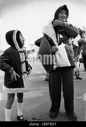 Oslo 19780413. Eine große Gruppe vietnamesischer Flüchtlinge kam nach einer langen Reise per Flugzeug nach Norwegen und Fornebu. Einige reisen nach Bergen, aber die meisten bleiben in Oslo. Hier ein kleines Mädchen und eine ältere Dame, die wie Duffecoats gekleidet ist. Kalt mit Kniestrümpfen im April in Norwegen ..... Foto: NTB-Archiv, Inland / NTB Stockfoto