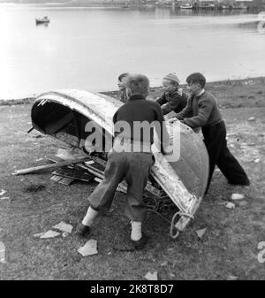 Nordkapp på Magerøya 195210. Europas nordligste internatskole ligger på Nordkapp i Repvåg ytterst i Porsangerfjorden. Åtte småsteder var skoleskøyta innom for å hente små passasjerer Fra 7 års alderen. Et par AV plasse hadde kai så skøyta kunne gå helt Inn, men som regel måtte den ligge utpå Og vente på robåten med ungen Og kofferten. Nordkapp herred--kommunen har skoleinternat for barna som bor på små avsidesliggende plasser innenfor herredsgrensene. Det er unger Fra anslagsvis 75 familier. Ihr ser vi elever som skal sjøsette en robåt ved internatet. Foto: Sv. A. Børretzen / Aktuell / NTB Stockfoto