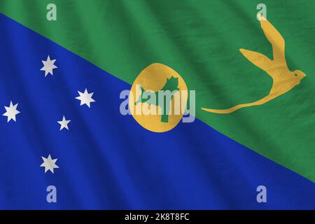 Weihnachtliche Inselflagge mit großen Falten, die in Innenräumen unter dem Studiolicht winken. Die offiziellen Symbole und Farben in Stoff Banner Stockfoto