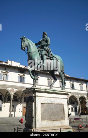 Statue von Ferdinand I. Großherzog von Tiscany von Giambologna auf der Piazza Annunziata Florenz Italien Stockfoto