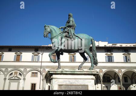 Statue von Ferdinando I. Großherzog von Tiscany von Giambologna auf der Piazza Annunziata Florenz Italien Stockfoto