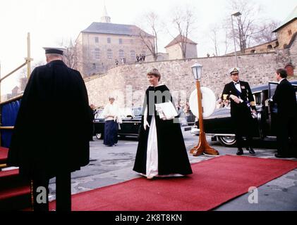 Oslo 19810505. Königin Elizabeth bei einem Staatsbesuch in Norwegen mit ihrem Mann Prinz Philip. Hier kommen die Royals zu einem Galadiner, zu dem Königin Elizabeth Sie an Bord des königlichen Schiffes 'Britannia' einlädt. König Olav, Kronprinzessin Sonja und Kronprinz Harald kommen zum Abendessen. Sonja im weißen langen Kleid mit schwarzem langem Umhang. Galla, Diadem, weiße Handschuhe, roter Teppich. Foto: Bjørn Sigurdsøn / NTB / NTB Stockfoto