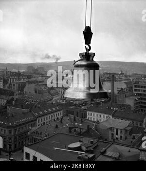 Oslo 19500424 Bau des Osloer Rathauses. Die Rathausuhren sind an Ort und Stelle gehisst. Eine der großen Uhren hängt frei mit Oslo im Hintergrund. Foto: NTB / NTB Stockfoto