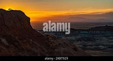 Ein atemberaubender Blick auf den gelben Sonnenuntergang über der Little Painted Desert in Arizona Stockfoto