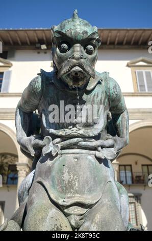 Bronzener Brunnen der Meeresmonster (Fontane dei Mostri Marini) von Pietro Tacca auf der Piazza Santissima Annunziata Florenz Italien Stockfoto