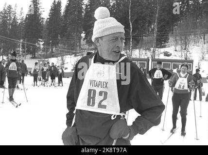 Oslo 19760312. Die Storting Vertreter Holmenkollrenn. Hier ist ein sanfter Premierminister Odvar Nordli mit einem Hut unter dem Skirennen. Foto: Oddvar Walle Jensen NTB / NTB Stockfoto