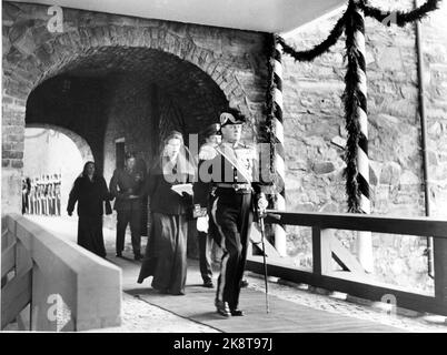 Oslo 19571001. Das Begräbnis von König Haakon. König Olav verlässt nach der Beerdigung die königliche Grabkammer bei Akershus, gefolgt von Prinzessin Astry und Kronprinz Harald. Foto ntb Stockfoto