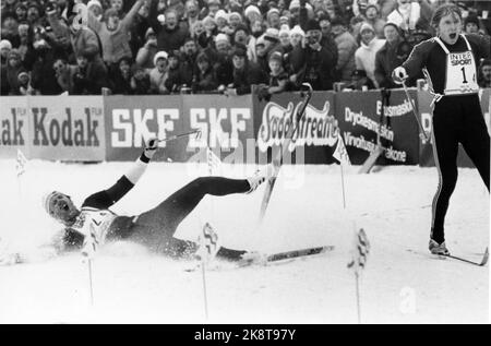 Oslo 19820225 World Cup, 4 x 10 Kilometer Staffel für Männer. (Letzte Stufe, - die Staffelstufe, als Oddvar Brå den Stock brach.) Oddvar Brå (TV) und Alexander Savjalov (UdSSR) gehen gleichermaßen über Ziele. Lange Studien des Zielfotos endeten mit doppeltem Gold, für den Sowjet und Norwegen. Foto: NTB / NTB Bild 4 von 4 Stockfoto