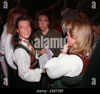 Oslo 19900622: Prinzessin Märtha Louise erhält das Diplom vom Christian Gymnasium (kg) in Oslo. Hier wird sie mit Freunden aus der Klasse lächelnd fotografiert. Foto: Jon EEG / NTB Stockfoto