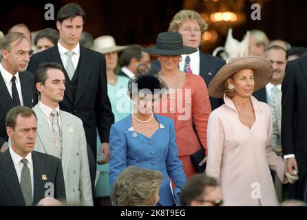 Paris 19940923. Königin Sonja, Kronprinz Haakon und Prinzessin Märtha Louise in Paris anlässlich von Hochzeiten in der Familie Duch von Luxemburg. Das Bild: Königin Sonja auf dem Weg in die Kirche der Kathedrale Saint-Louis in Versailles (NB. König Harald nicht nach Paris). Im Hintergrund Prinzessin Märtha Louise und Kronprinz Haakon. Zu h. Die Prinzessin von Liechtenstein. Foto: Lise Åserud Stockfoto