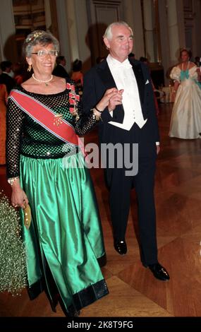 Oslo 199308: Königliche Silberhochzeit. Das norwegische Königspaar, Königin Sonja und König Harald, feiern ihre Silberhochzeit mit einem Galadiner und tanzen im Schloss. Bild: Polonaisen. Prinzessin Aestr Frau Ferner und Haakon Haraldsen. Foto: Bjørn Sigurdsøn Stockfoto