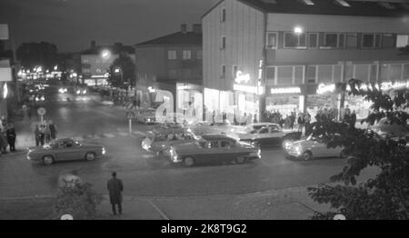 Karlskoga, August 1963, Schweden. 30 - 40.000 junge Menschen, darunter einige Rager, nehmen Karlskoga, um sich das Kanonenrennen (Autorennen) anzusehen. Die Polizei trifft sich stark, um in der Stadt Ruhe zu bewahren. Hier von Karlskoga, wo es um den Abend 'kreuzt'. Foto: Ivar Aaserud / Aktuell / NTB Stockfoto