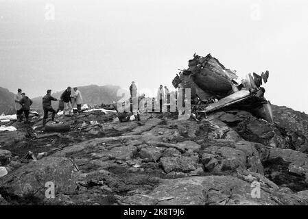 Die Ryfylke Mountains 196108 stürzte am 9. August ein britisches Flugzeug vom Typ Vickers Viking der Fluggesellschaft Cunard Eagle Airways, Holteheia, Ryfylkeheiene ab. Alle 39 an Bord gingen um. 34 von ihnen waren britische Schulkinder auf dem Weg in den Urlaub in Norwegen. Hier das Fliegengitter, das nach Toten gesucht wird. Foto: Aaserud / Aktuell / NTB Stockfoto