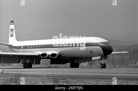 Fornebu 19680706. „Verantwortungsvoller Turm“. Die Fluglotsen in Fornebu sind für Tausende von Menschenleben und für Material für Millionen von Dollar verantwortlich. Über 80.000 Flugzeuge führten den Turm im vergangenen Jahr an, und der Verkehr wird zunehmen. Foto: Sverre A. Børretzen / Aktuell / NTB Stockfoto