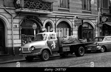 Oslo Juni 1963: Im April 1963 verabschiedete das parlament in Südafrika neue drastische Apartheid-Gesetze, die die Kluft zwischen farbigen und weißen Rechten noch größer machten. Es kam zu Demonstrationen gegen das Regime auf der ganzen Welt, mit Forderungen nach Boykott südafrikanischer Waren. Hier ist ein Auto von der Bananenmatthie, das südafrikanische Früchte zu einem Obstladen liefert. Logo auf dem Fahrzeug. Foto: Storløkken / currentl / NTB Stockfoto