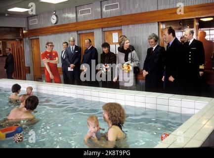 Oslo 198204 14-16 das spanische Königspaar König Juan Carlos und Königin Sofia bei einem offiziellen Besuch in Norwegen. Hier vom Babyschwimmen am Sporthochschule. Im Bild in der Mitte Kronprinz Harald, Kronprinzessin Sonja, Königin Sofia und Held T.H. König Juan Carlos. Foto: NTB / NTB Stockfoto