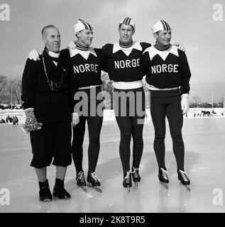 Sapporo, Japan 19540115-17 die Skating-Weltmeisterschaft, das Schnellrennen in Sapporo war keine große Meisterschaft, die mit norwegischen Augen gesehen wurde. Hier traf sich die norwegische Mannschaft in Sapporo auf dem Eis in den Anzügen der norwegischen Nationalmannschaft. Das Team bestand aus V: ​​Ivar Martinsen, Roald Aas und Hjalmar Andersen Hjallis. Letzteres wurde der beste Norweger, Platz 6 in der Gesamtwertung. Total TV. Teamleiter Harald Halvorsen. Foto: NTB / NTB Stockfoto