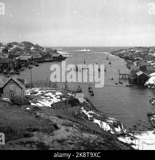 Lofoten im Winter 1951. Mehrere Fischerdörfer in Lofoten werden geräumt, weil sie ohne Strom, Straßen-, Kais- und Telefonanschluss nicht betrieben werden können. An einigen Orten haben die Gemeinden beantragt, Geld vom Staat zu bewegen, um die gesamte Bevölkerung einschließlich der Wohnhäuser zu bewegen. Hier nach Sørvågen ist ein großer Teil der Bevölkerung umgezogen. Der Hafen in Sørvågen ist warm und gut geschützt. Schnee in der Luft. Foto: Sverre A. Børretzen / Aktuell / NTB Stockfoto